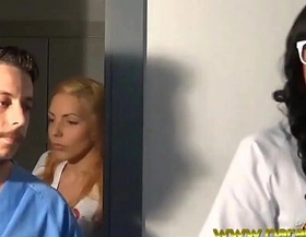 Enfermera rubia cachonda