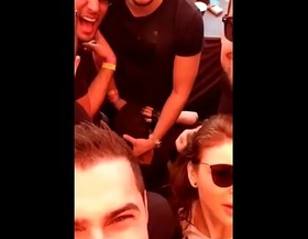Disfar�ando o boquete no meio da festa grupo de amigos se juntaram pra tirar uma selfie enquanto a safada caia de boca � amadores video completo https ouo io 5tj5ye