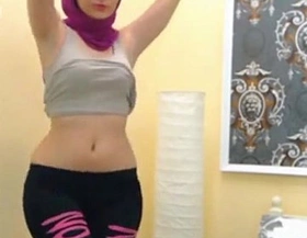 Arab girl shaking ass on cam -sign up to nudecamroulette com and chat with her