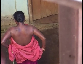 Desi village horny bhabhi nude bath show caught by hidden cam
